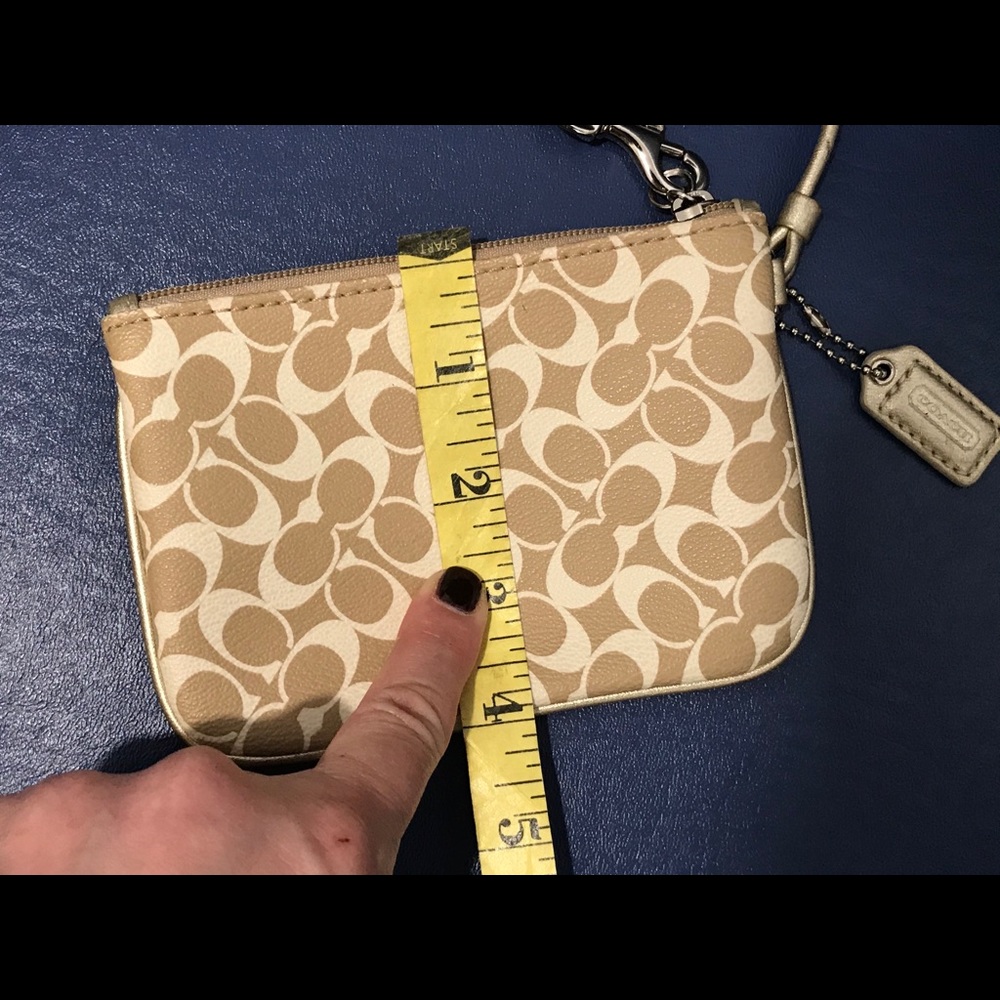 Coach beige/cream/gold sig C leather wristlet - Picture 8 of 15